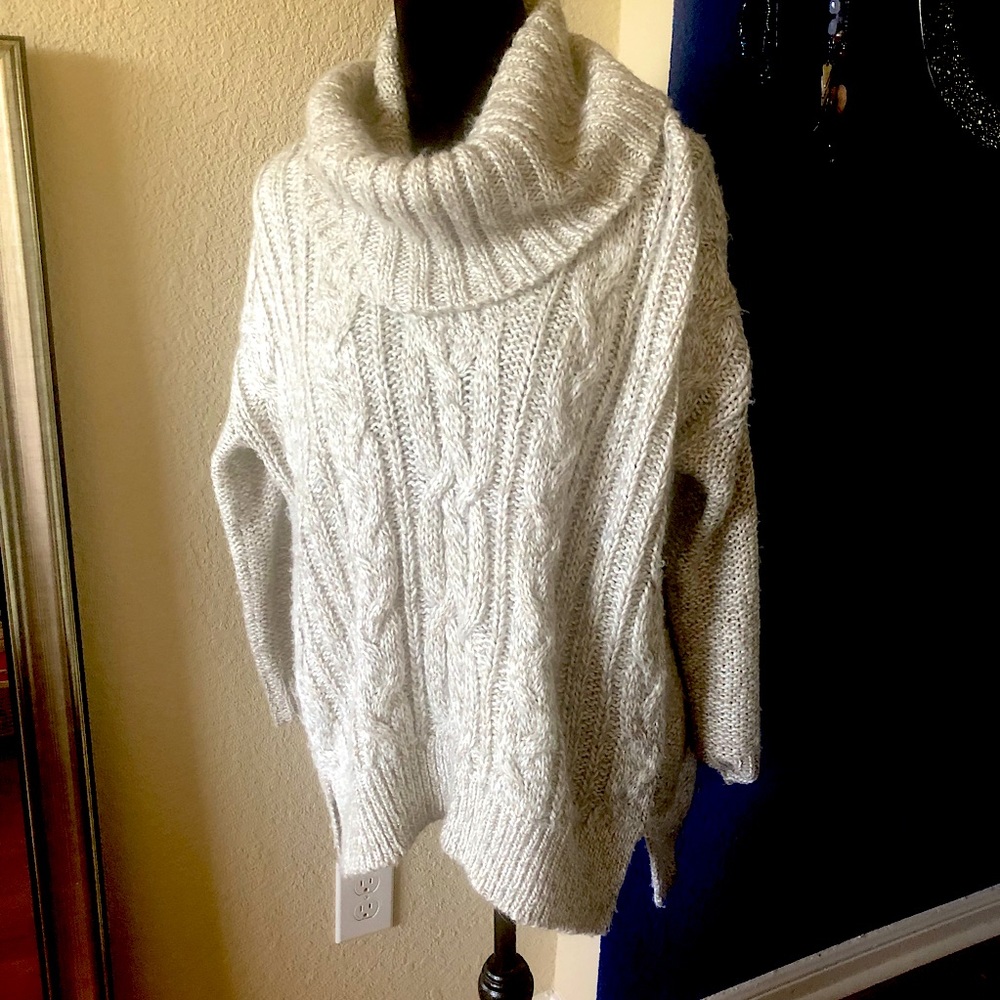 Grey and white oversized sweater with gold threads